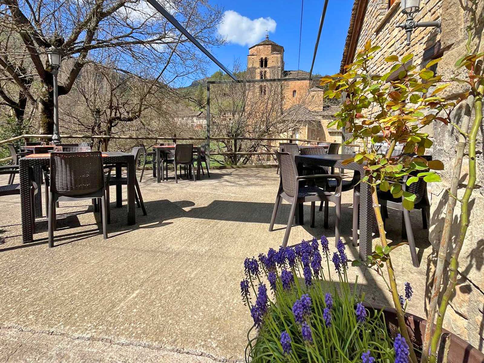 Terraza con vistas en este restaurante aragonés y Bar en Santa Cruz de la Serós